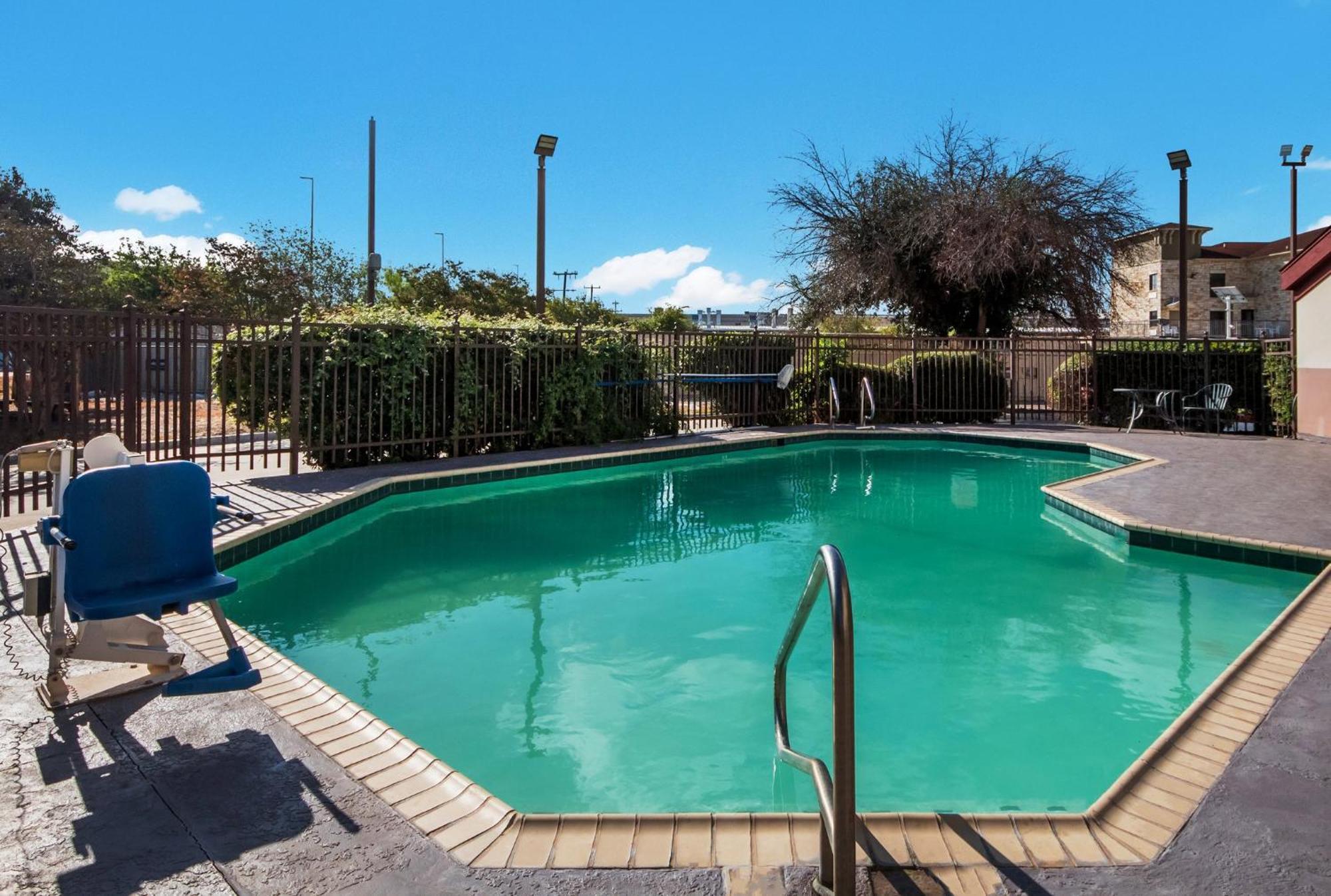 Hometowne Studios By Red Roof San Antonio - Seaworld Northwest Екстер'єр фото