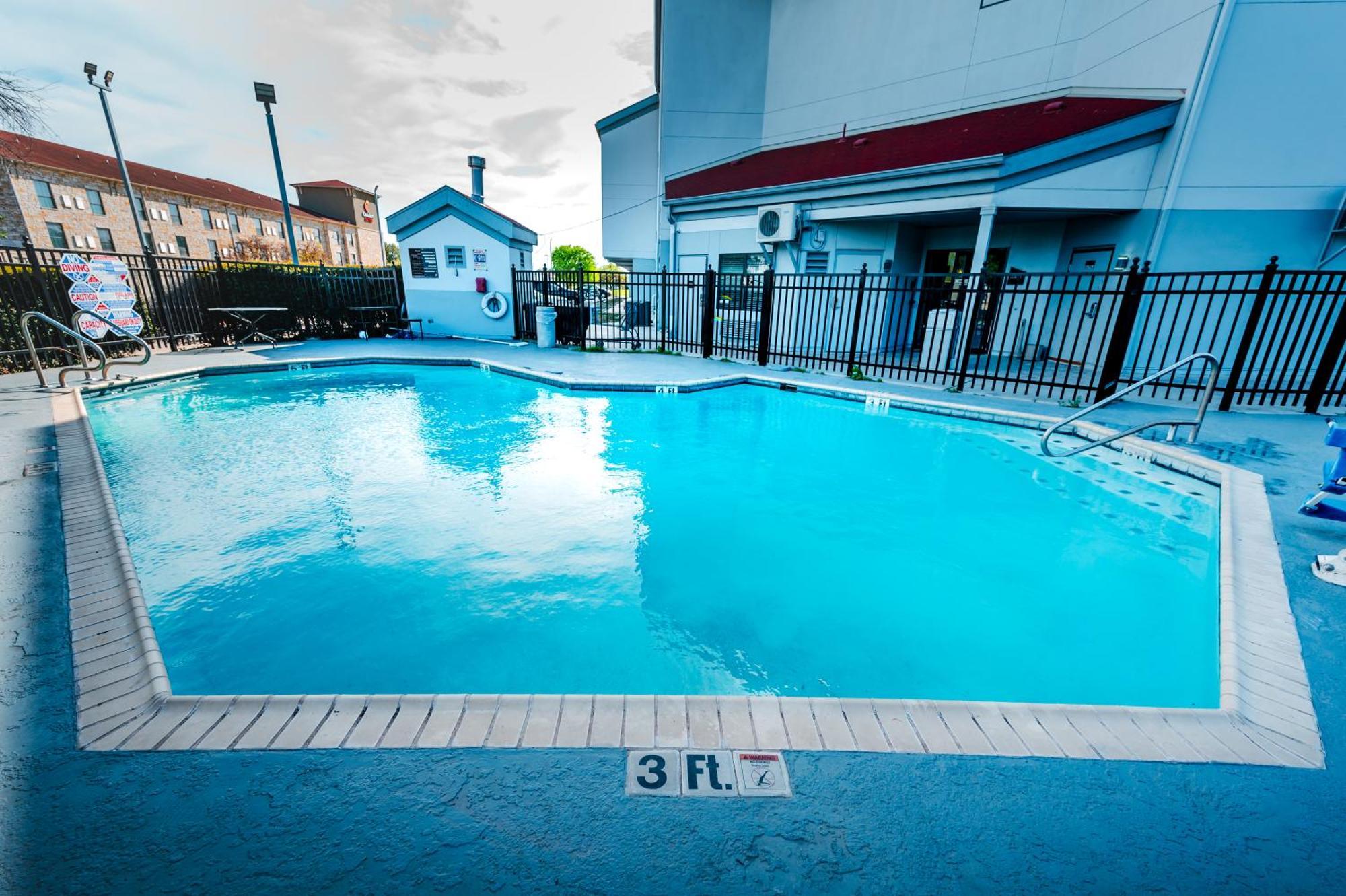 Hometowne Studios By Red Roof San Antonio - Seaworld Northwest Екстер'єр фото