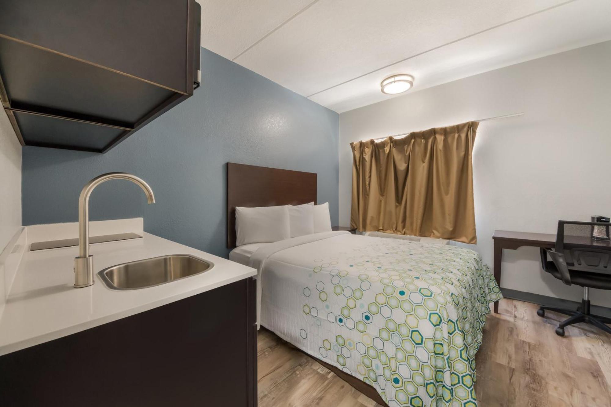 Hometowne Studios By Red Roof San Antonio - Seaworld Northwest Екстер'єр фото