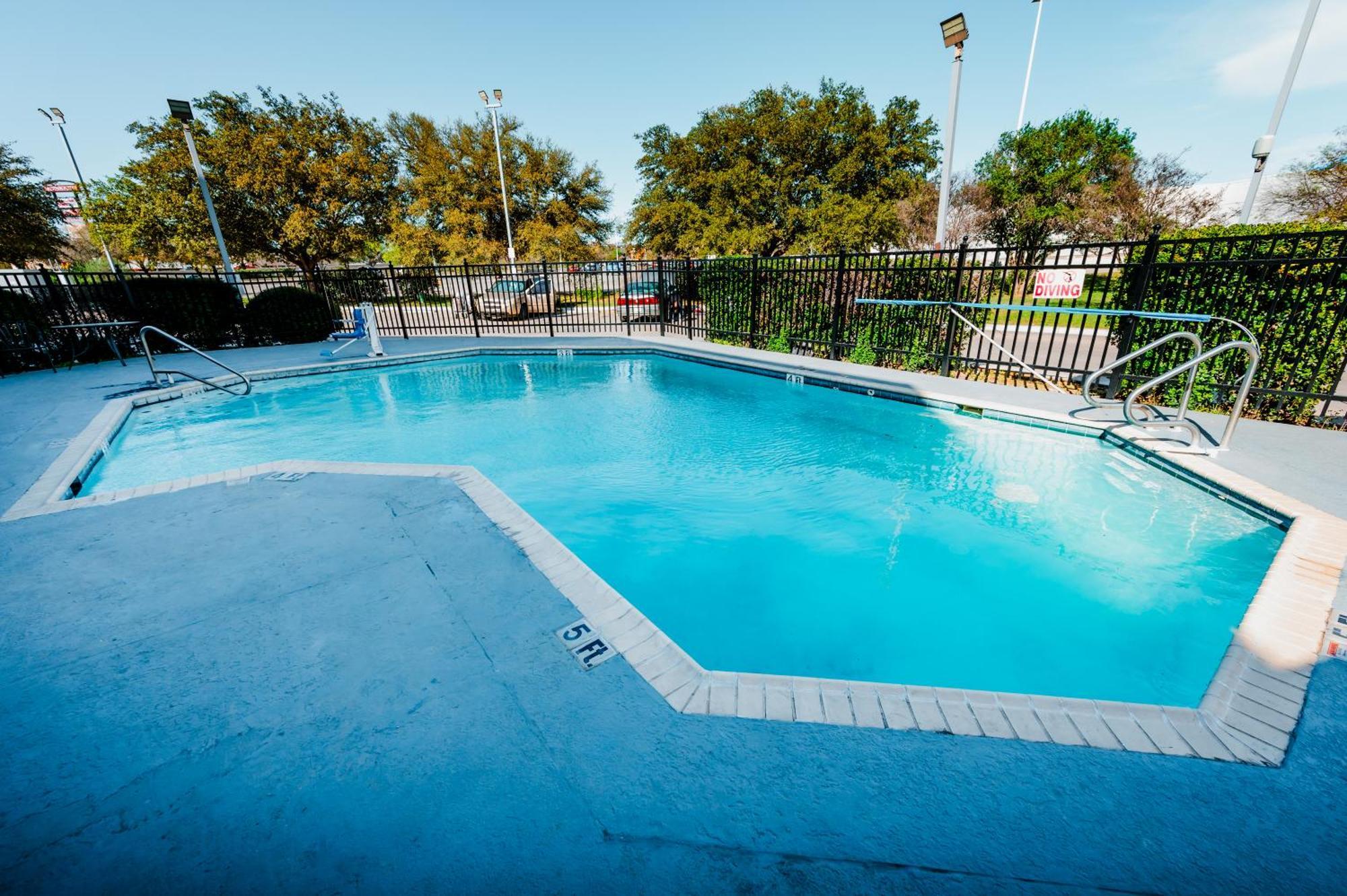Hometowne Studios By Red Roof San Antonio - Seaworld Northwest Екстер'єр фото